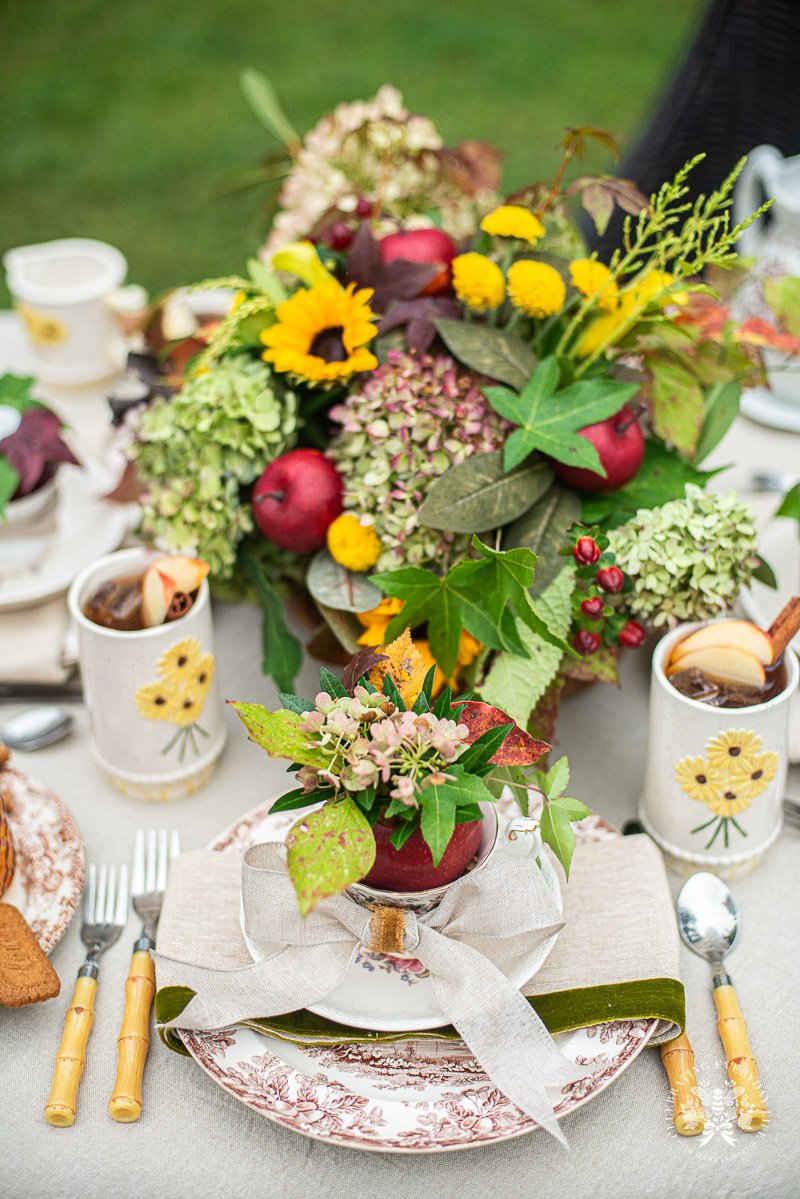 How to Style an Apple Cider-Themed Outdoor Tablescape: A Cozy, Elegant ...